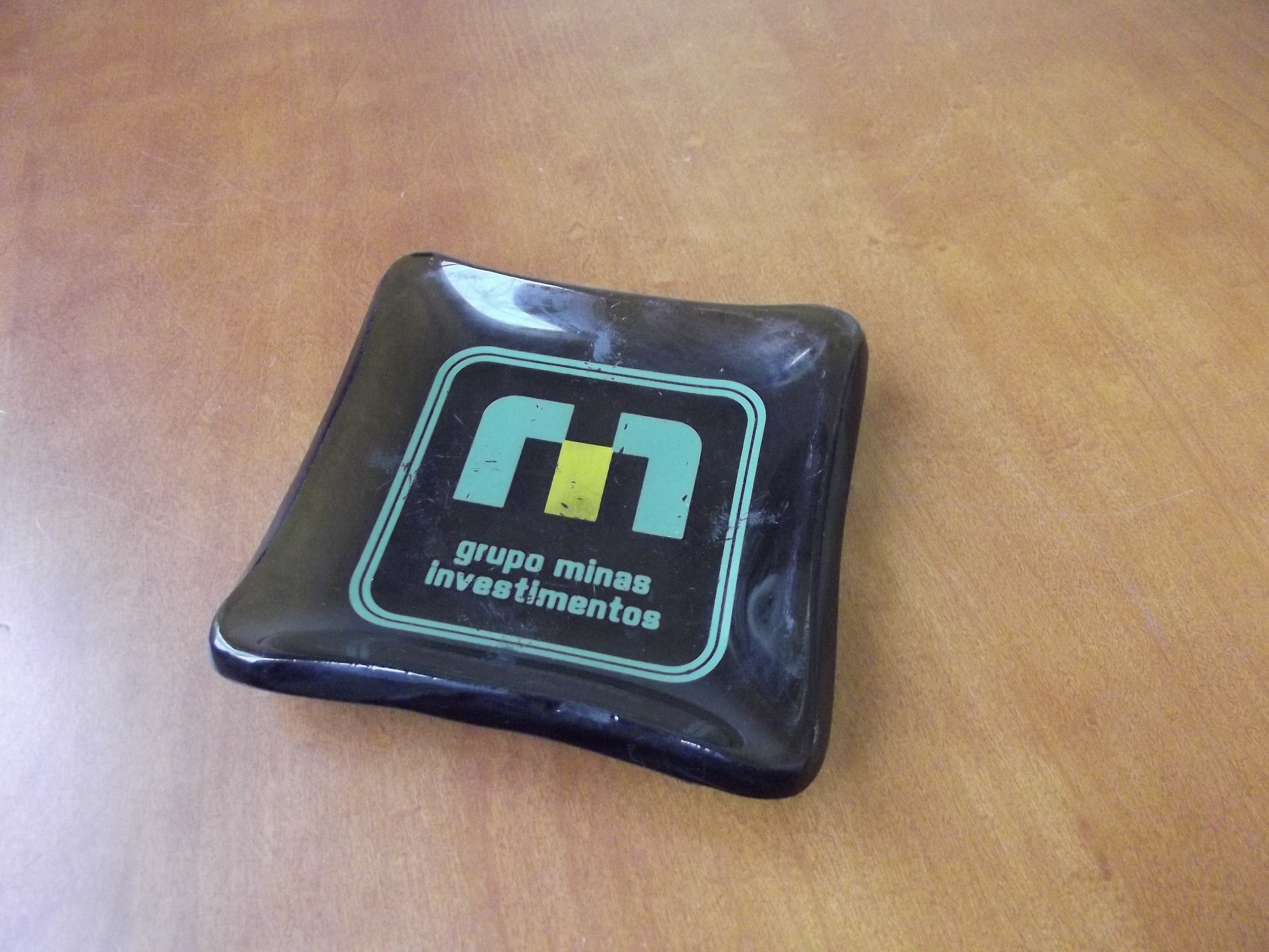 Antigo cinzeiro em vidrão verde - Minas Investimentos