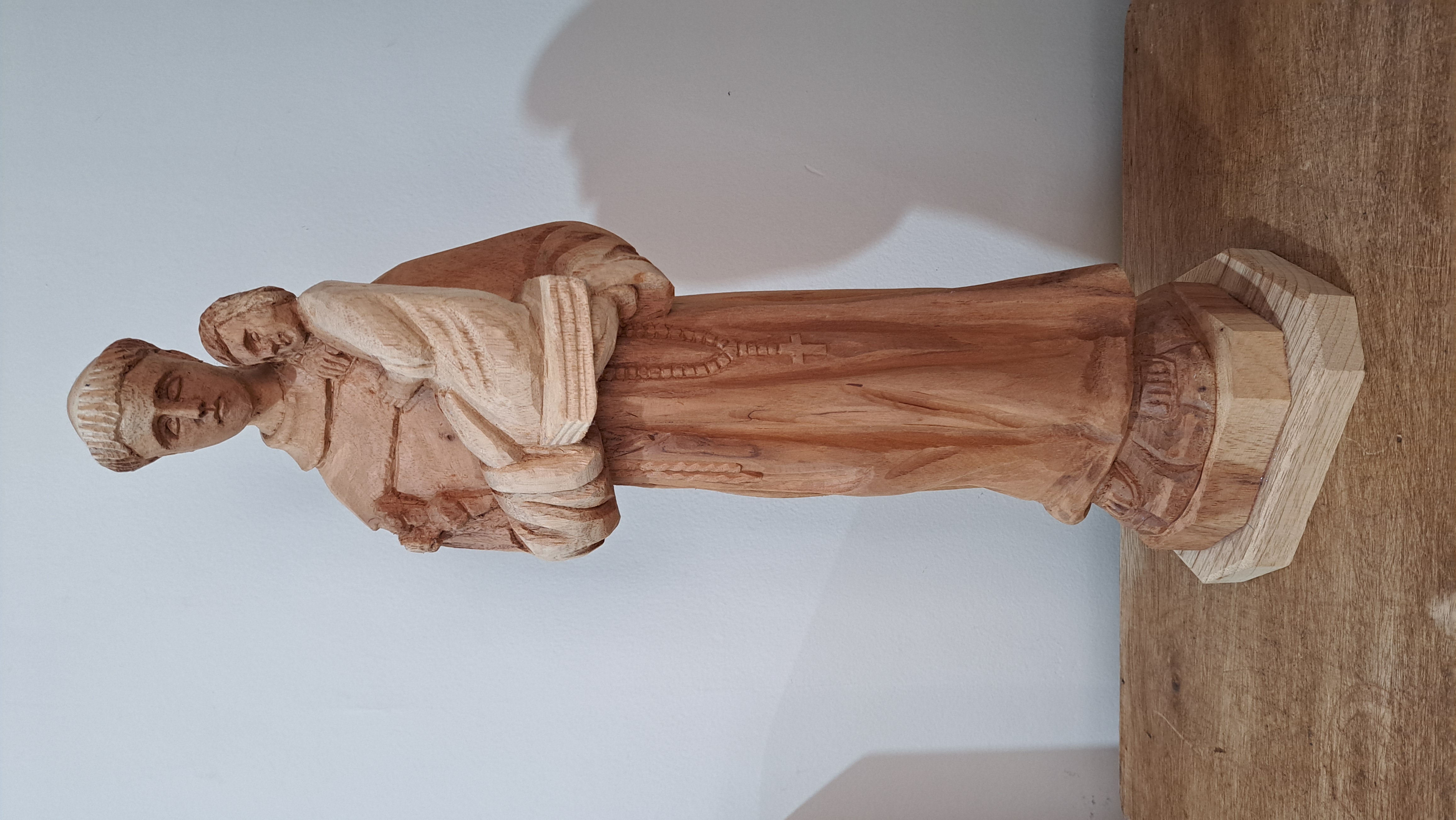 Linda Imagem Santo Antônio entalhada em madeira