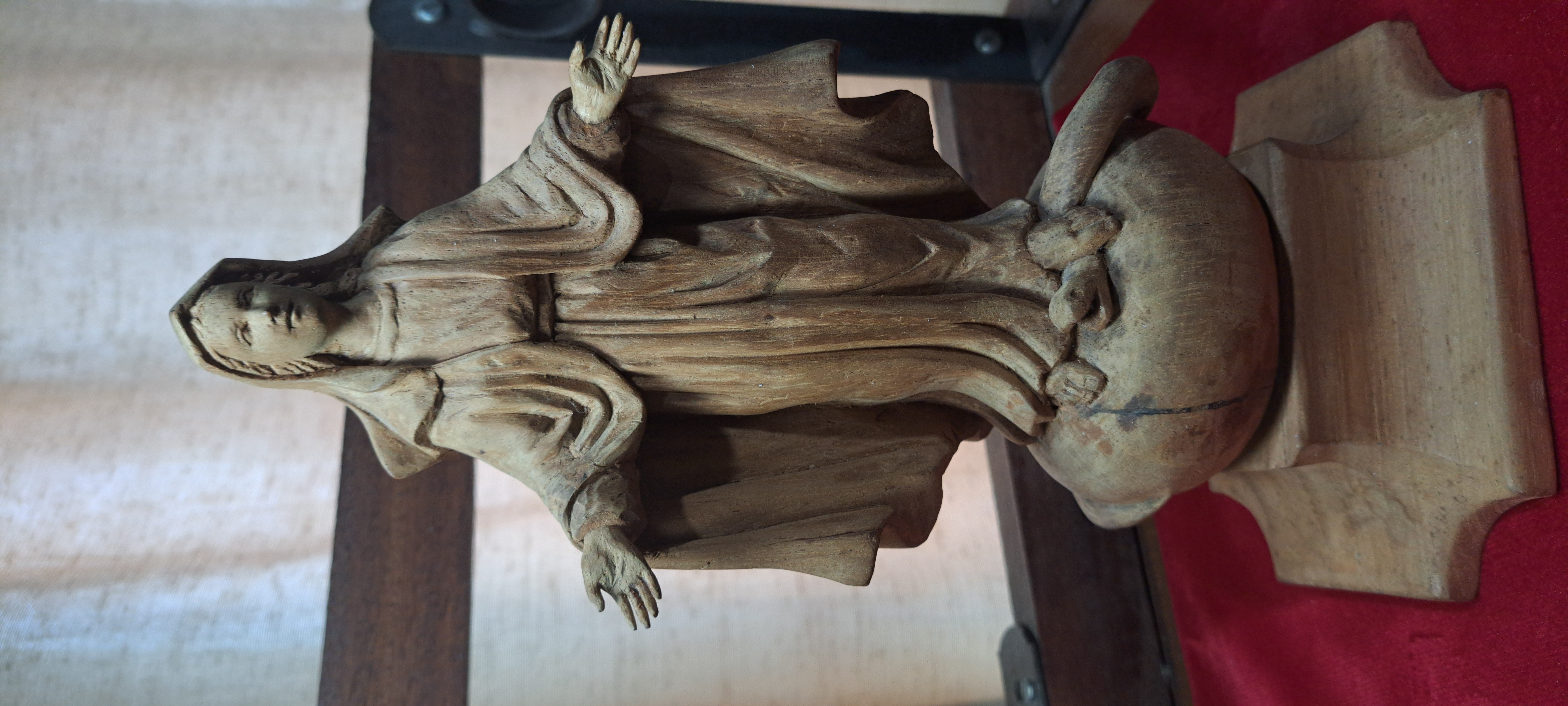 Nossa Senhora das Graças (entalhada a mão )