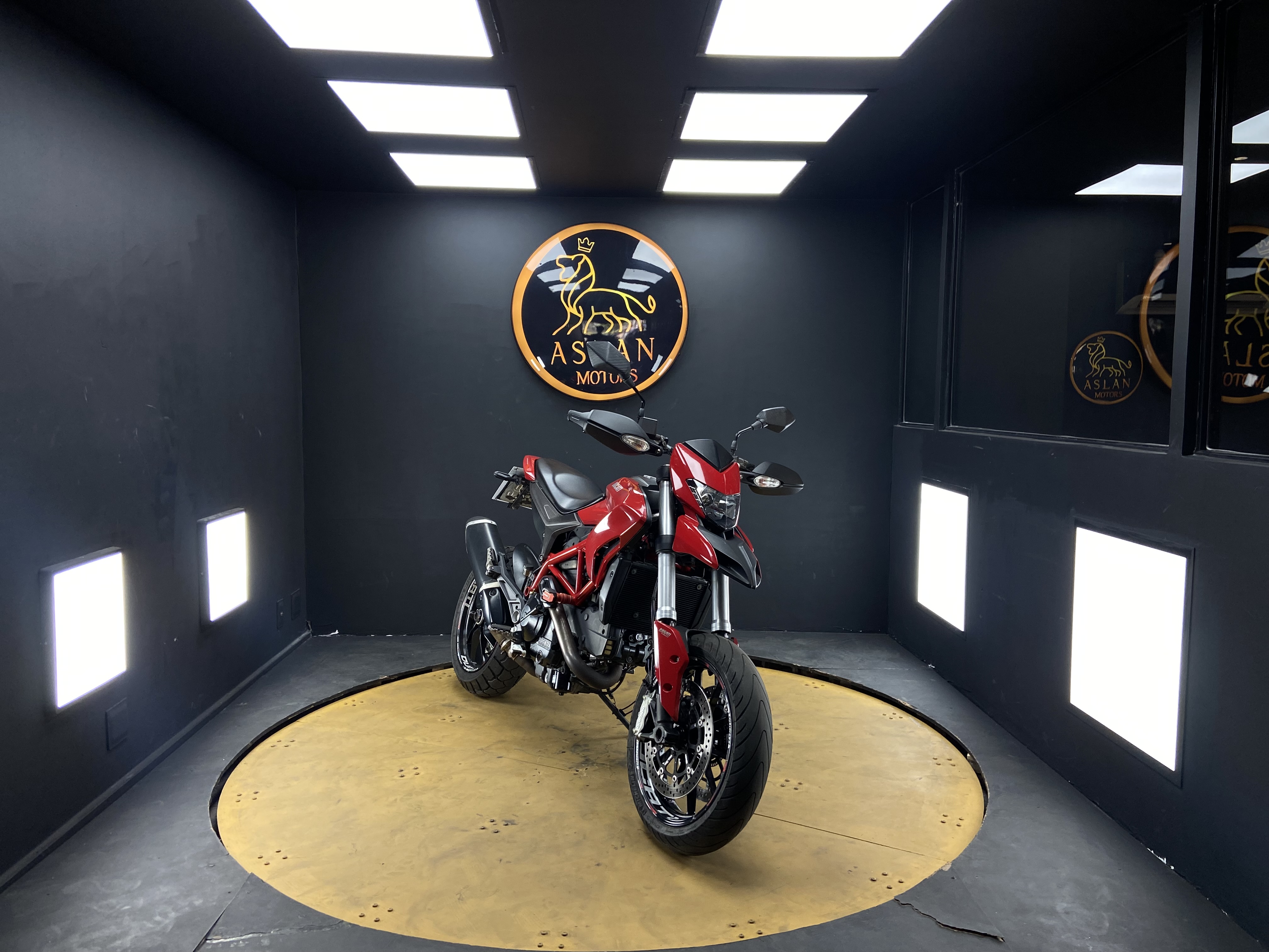 DUCATI HYPERMOTARD 821